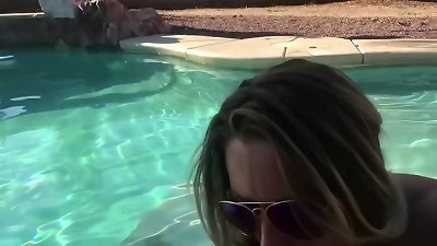 dirty blowjob in the pool